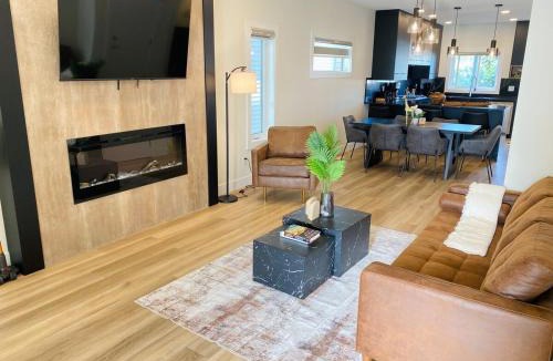 Jasper Place House | NEW Luxury Family Friendly Entire House Near Downtown WEM, 3 Bedrooms