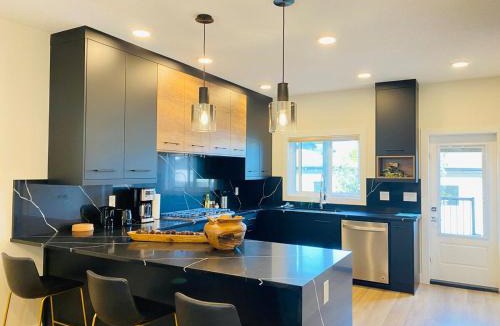 Jasper Place House | NEW Luxury Family Friendly Entire House Near Downtown WEM, 3 Bedrooms