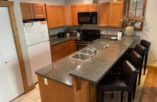 Osoyoos Apartment | Luxury Condo 2Bed, 1Bath, Pool, Hot Tub, Beach, Golf
