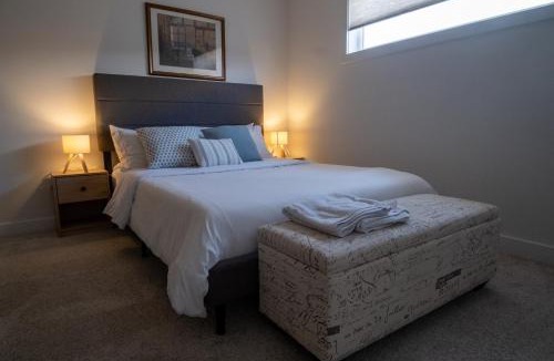 West Edmonton House | Family Home Retreat - 9 mins to WEM - Vintage Arcade-Ping Pong -Air Conditioning