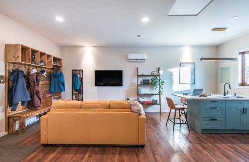 Rossland Apartment | Sparkling NEW Rossland Midtown Studio Apartment