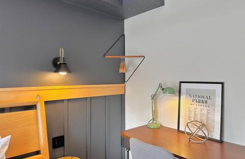 Canmore House | W118 NEW! Central Canmore- Light Industrial Hotel Room