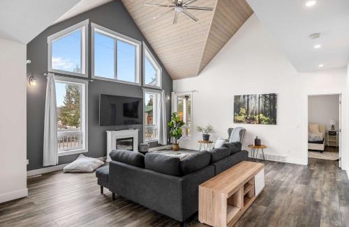 Radium Hot Springs House | Radiant Retreat -Spacious Home - Heart of Radium!