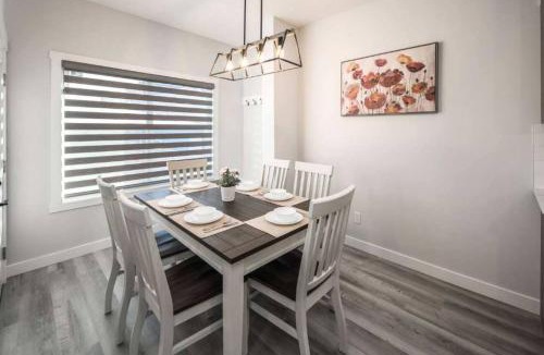 Lynnwood Ridge House | Group Stay, Sleeps 16! 6BR Full Duplex w AC, 2 Kitchens! FREE Banff Pass