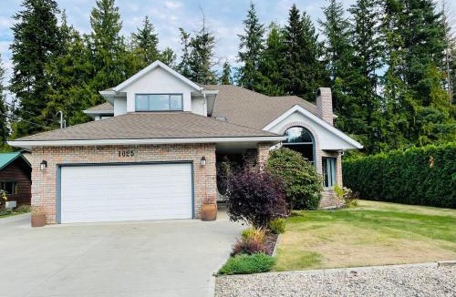 Sicamous House | The HI-Mark House - Hot tub,AC,Pool table, Pool May2026