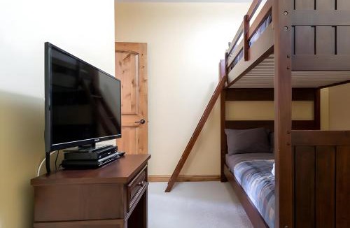 Big White Ski Resort Ski Chalet | The Aspens 5 w/Hot Tub