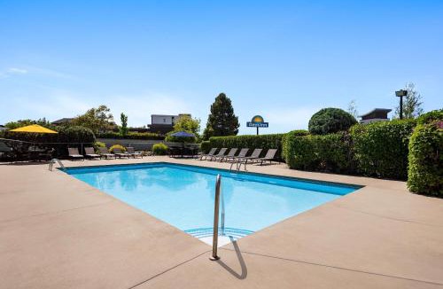 Rutland Hotel | Days Inn by Wyndham Kelowna