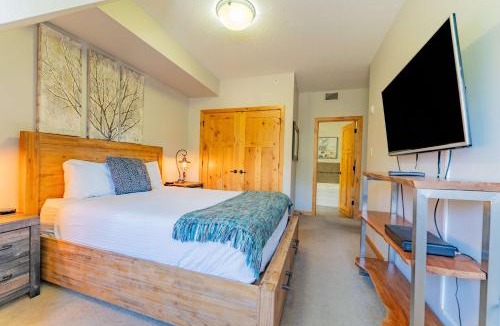 Canmore Apartment | Stunning 2bd hot tub walking distance to downtown