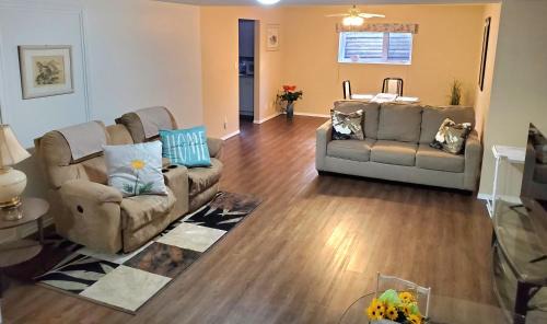 Okanagan-Similkameen Apartment | Comfy KING Bed, Large private Basement Suite, Smart TV in Penticton- city of PEACHES AND BEACHES