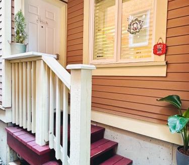 Grandview-Woodland House | Modern King Studio - 10 mins to Downtown - Free Parking & Pet Friendly