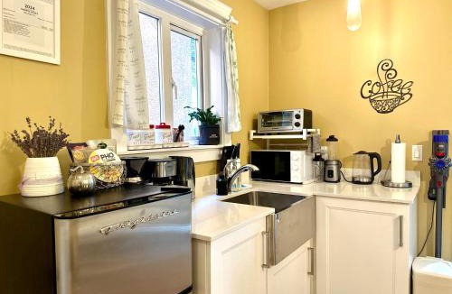 Grandview-Woodland House | Modern King Studio - 10 mins to Downtown - Free Parking & Pet Friendly