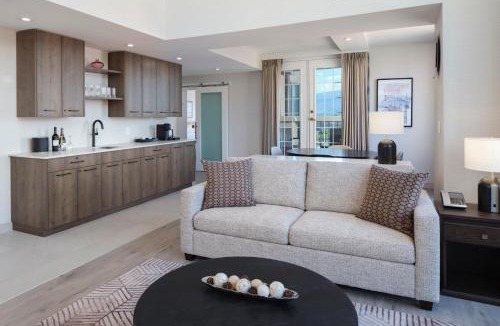 Kelowna Central Business District Resort | Delta Hotels by Marriott Grand Okanagan Resort