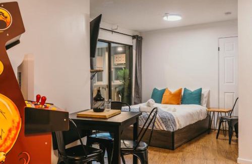 Beaverdell Apartment | The Lifty Ski-In Ski-Out Studio, Pool and Gym