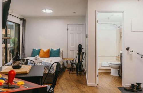 Beaverdell Apartment | The Lifty Ski-In Ski-Out Studio, Pool and Gym