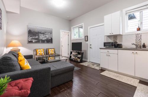 Guildford House | Peaceful 2 Bedroom Suite that sleeps 4 with Free Wifi ,Free parking,easily accessible to Downtown Vancouver