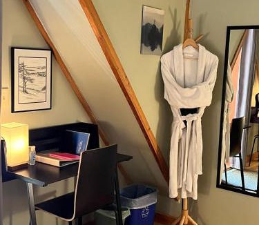 Salt Spring Island House | Five Elements Lodge B&B with Outdoor Spa