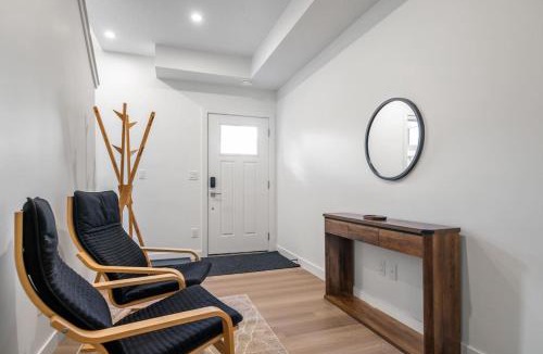 Springbank Hill House | 2 Bedroom Modern Townhouse Near Aspen Landing with Garage Parking, Fast Wi-Fi, Office, 2 Full Baths & Netflix