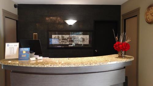 Kelowna Central Business District Hotel | The Royal Anne Hotel
