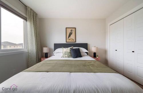 Southwest Edmonton House | The Nest, 3BR, AC, Near YEG Airport, King Bed!