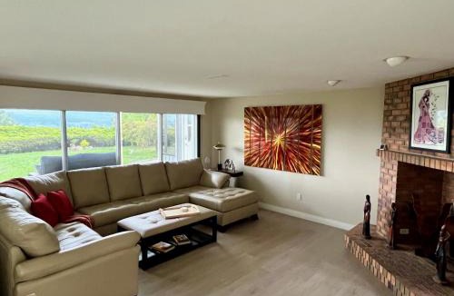West Kelowna Estates Bed & Breakfast | Lake and the City Bed and Breakfast