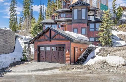 Big White Ski Resort Ski Chalet | Snow Therapy Chalet - Ski In Out, Hot Tub & Mtn View