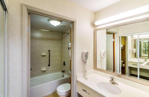 Banff Trail Hotel | Econo Lodge Inn & Suites University