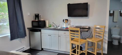 Grand Forks Hotel | Riverside Court RV and Cabins