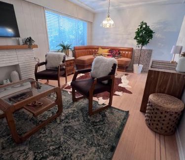 Vancouver South Apartment | Good Old Days Main Retro