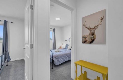 Southwest Edmonton House | LovelyHome-Foosball-NearAirport-5 Queen Beds -Air conditioning