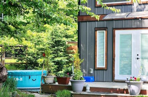 Campbell River House | Tiny House with Hot Tub, close to golf, beaches and nature!