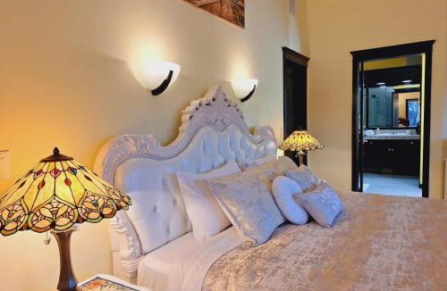 Quail Ridge Bed & Breakfast | Villa Bellissimo FranTállia - Beautéssera & Galleríseum