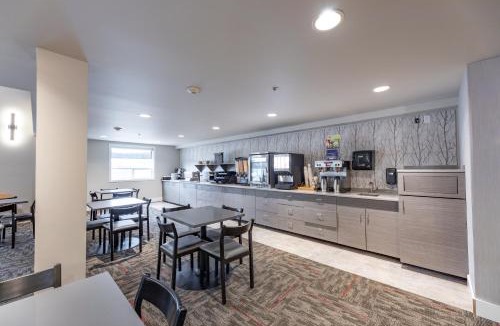 Hinton Hotel | The Kanata by BCMInns - Hinton