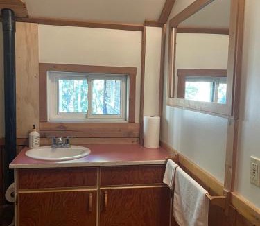 Golden Hotel | Rustic Beaverfoot Lodge Room N8