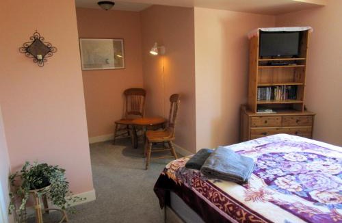 Westshore Estates Bed & Breakfast | Okanagan Lake Sunrise BB