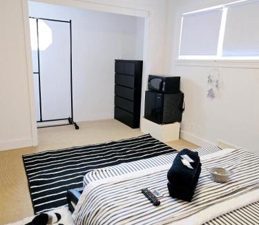 Burnaby House | Comfy Stylish Room in the Heart of Vancouver- Private Parking, Self Check-in & just 4 mins to Metrotown!
