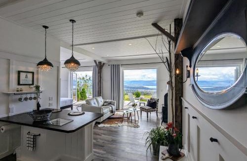 Central Okanagan Bed & Breakfast | Autumn Lane B&B, Farmhouse Elegance & Stunning Lakeviews