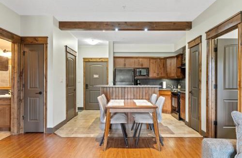 Radium Hot Springs Apartment | Grizzly Springs Outdoor Pool Hot Tub Fireplace