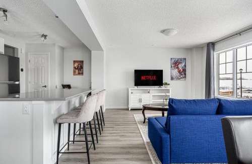 Airdrie House | 4 Bedroom Town Home with Garage Parking, Fast WiFi, Smart TV with Netflix, Fully Equipped Kitchen, Sleeps 10, Ideal for Families