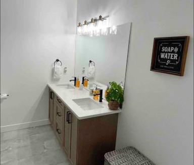 Foothills Apartment | Relaxing 3 bedroom suite, near Silver Star Resort