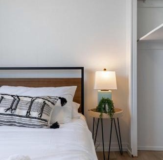 Sylvan Lake Apartment | The Hidden Loft I 5-min Walk 2 Beach I DT I 55 TV