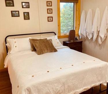 Fernie Ski Chalet | Ski-In Chalet: Private Hot tub, Bonus Bunk House