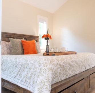 Central Okanagan Bed & Breakfast | CHATHAM HOUSE Kelowna Bed & Breakfast