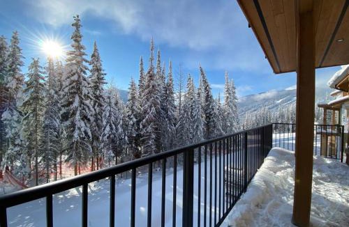 Sun Peaks House | Cozy Modern Ski-in & Ski-out, Hot Tub, Townhouse