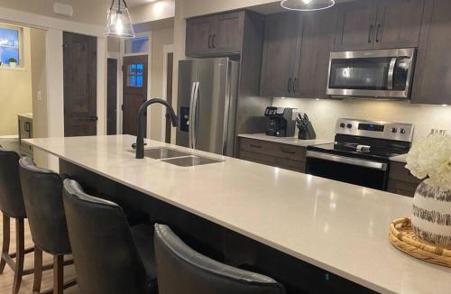 Sun Peaks House | Cozy Modern Ski-in & Ski-out, Hot Tub, Townhouse