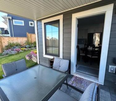 Colwood Apartment | The Royal Bay Escape: Cozy 2 bedrooms garden suite