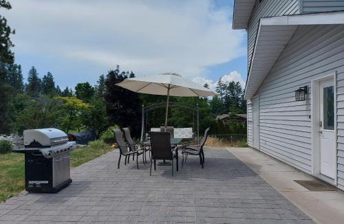 Southeast Kelowna Bed & Breakfast | Tranquil Retreat Spacious 2-Bedroom Suite on the 2nd Floor