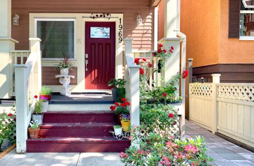 Grandview-Woodland House | Modern King Studio - 10 mins to Downtown - Free Parking & Pet Friendly