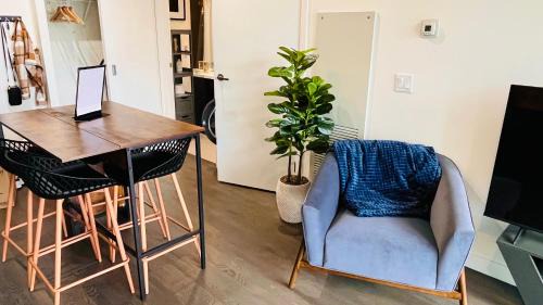 Connaught Apartment | LUXURY Downtown Sunset Getaway - Your Home Away From Home - Fully Stocked Kitchen, Gym, Balcony, FREE PARKING