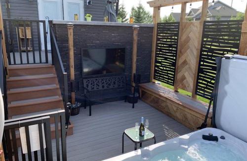 Sherwood Park House | Dragonfly Inn Loft & Walkout Suites