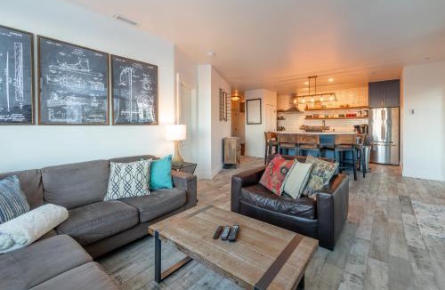 Golden Apartment | Fully Renovated Ski-in/out Loft with Private Hot Tub!